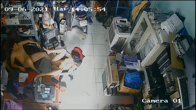 Người vợ ông chồng nện nhau trong của hàng máy tính