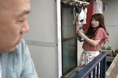 Gã nhà cạnh bên chuyên soi mói và cặp cô vợ gã chồng thường xuyên rên la quá to