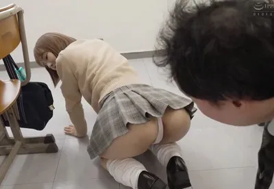 Chiếc váy ngắn lộ quần lót lọt khe của em nữ học sinh dam dang lờ