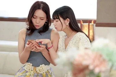Người phụ nữ có người chồng rủ cô bạn thân cùng vụng trộm với trai trẻ qua mạng