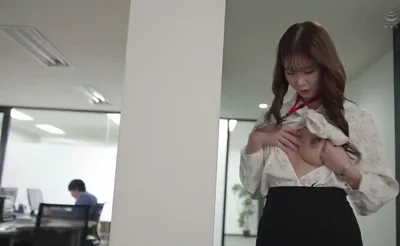 Bí ẩn đằng sau cô nhân viên mặt nghiêm nghị, hóa ra là "nữ quái vật dâm đãng" đích thực.