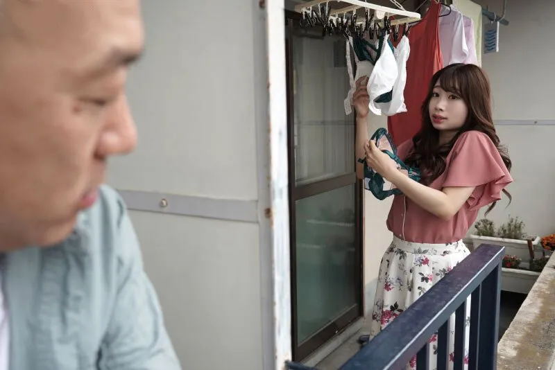 Gã nhà cạnh bên chuyên soi mói và cặp cô vợ gã chồng thường xuyên rên la quá to