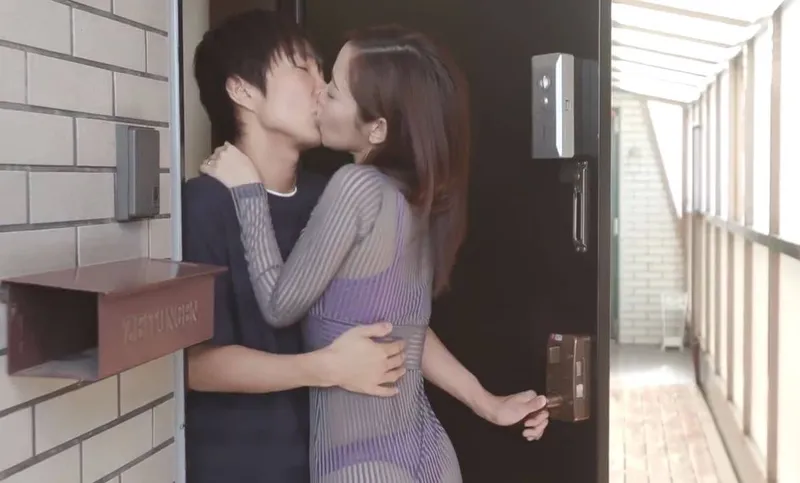 Em hotgirl cạnh nhà với chiếc quần lót lọt khe và cậu nhóc hàng xóm may mắn