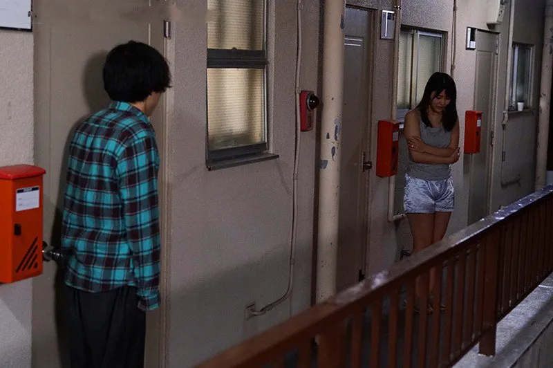 Bí mật lén lút với cô gái nhà kế bên cãi nhau bị gã chồng đuổi ra cửa