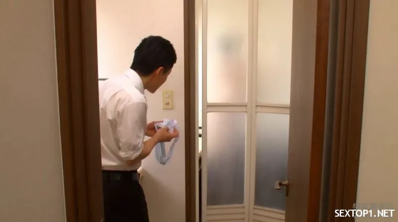 đến nhà chơi, thanh niên nhìn trộm mẹ cô bạn gái tắm