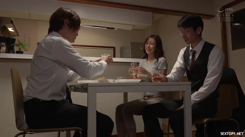 đến nhà tiền bối ở nhờ, ép quan hệ luôn người vợ sếp