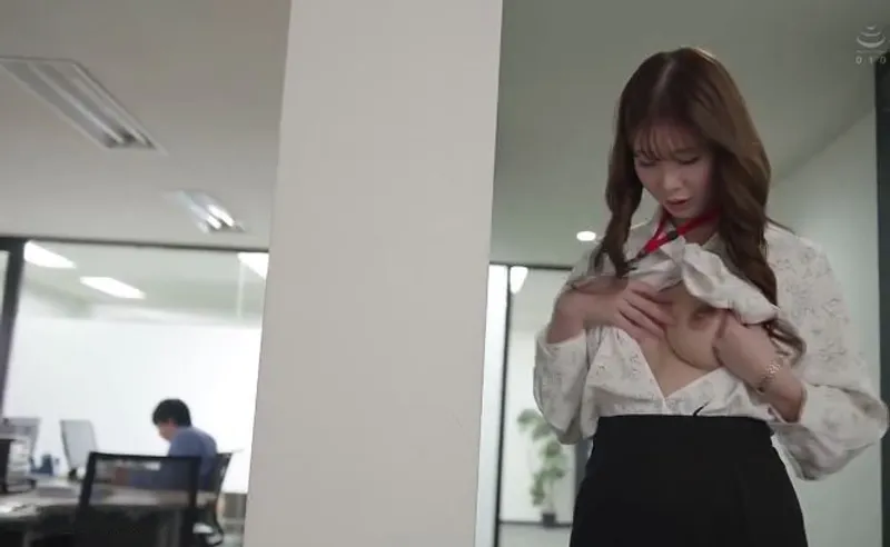 Bí ẩn đằng sau cô nhân viên mặt nghiêm nghị, hóa ra là "nữ quái vật dâm đãng" đích thực.